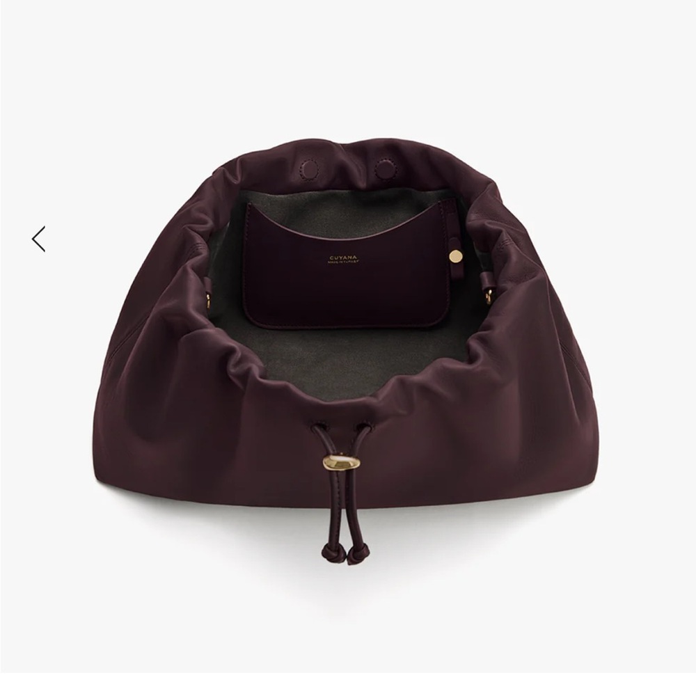 Cuyana Dia drawstring shoulder bag in smooth lambskin leather- Plum - Picture 5 of 10